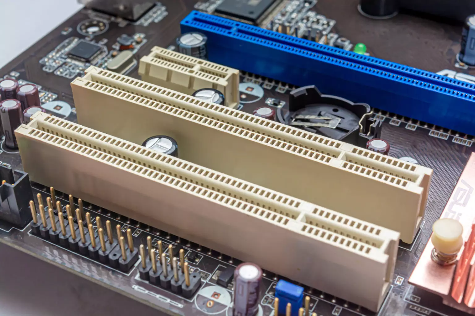What does a PCIe slot look like? Best Gaming Reviews
