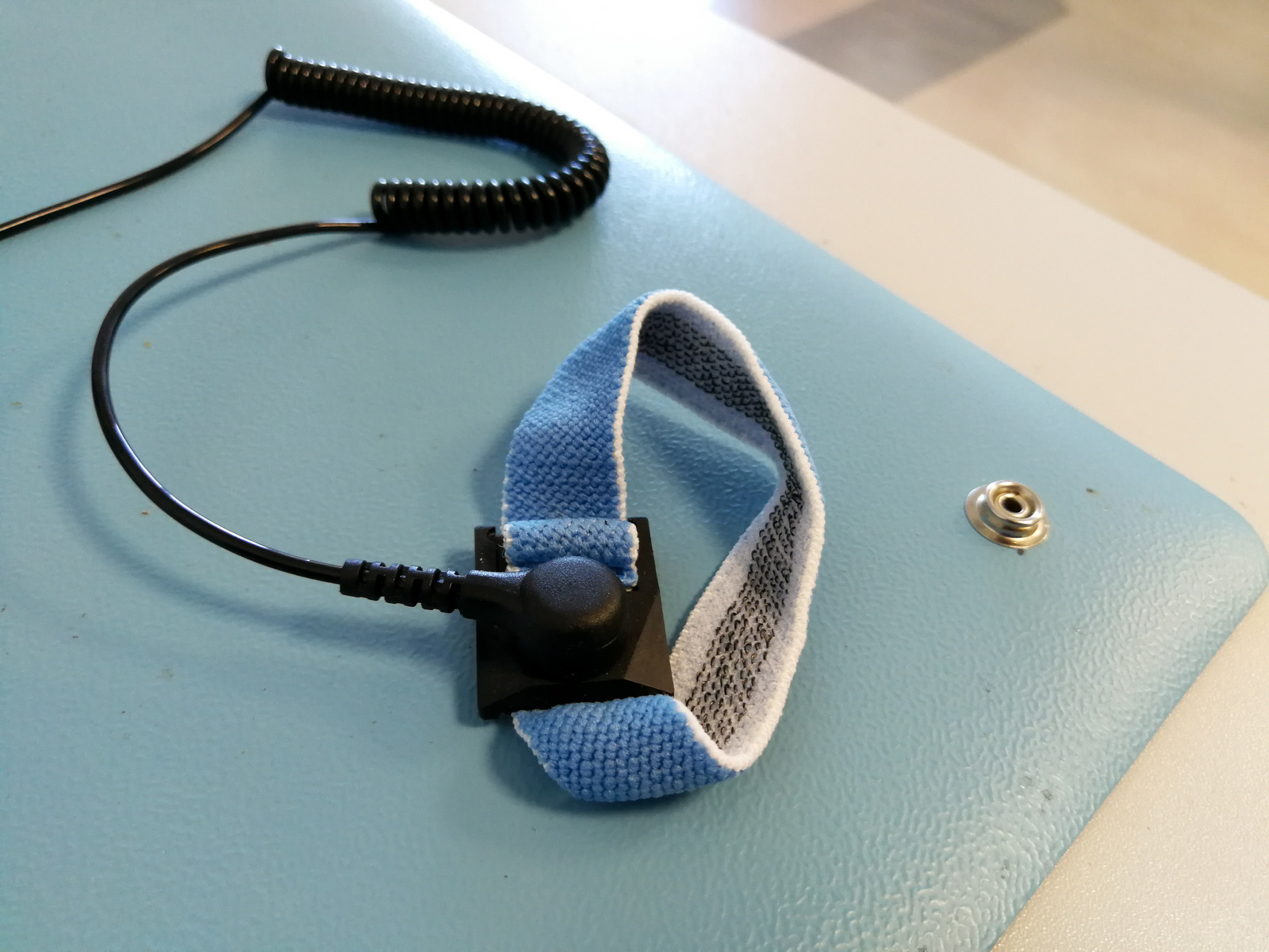 How To Ground Yourself When Building A PC (StepByStep) Best Gaming